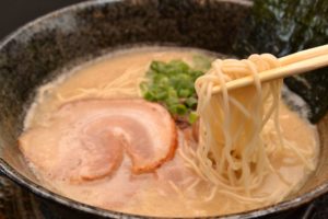 「ラーメン」を英語で言うと？メニューやラーメンに関する例文。